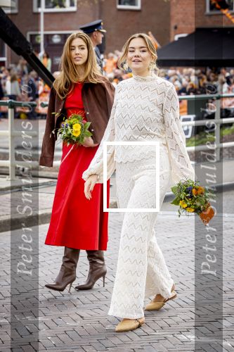 Dokkum 27 april 2026
Koningsdag is dit jaar in Dokkum . Namens de koninklijke familie zijn aanwezig : Koning Willem Alexander Koningin Maxima Prinses Amalia Prinses Alexia Prinses Ariane Prins Constantijn Prinses Laurentien Prins Maurits Prinses Marilene Prins Bernhard Prins Floris Prinses Aimee Prins Pieter Christiaan en Prinses Anita .