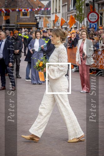 Dokkum 27 april 2026
Koningsdag is dit jaar in Dokkum . Namens de koninklijke familie zijn aanwezig : Koning Willem Alexander Koningin Maxima Prinses Amalia Prinses Alexia Prinses Ariane Prins Constantijn Prinses Laurentien Prins Maurits Prinses Marilene Prins Bernhard Prins Floris Prinses Aimee Prins Pieter Christiaan en Prinses Anita .