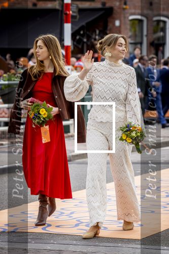 Dokkum 27 april 2026
Koningsdag is dit jaar in Dokkum . Namens de koninklijke familie zijn aanwezig : Koning Willem Alexander Koningin Maxima Prinses Amalia Prinses Alexia Prinses Ariane Prins Constantijn Prinses Laurentien Prins Maurits Prinses Marilene Prins Bernhard Prins Floris Prinses Aimee Prins Pieter Christiaan en Prinses Anita .