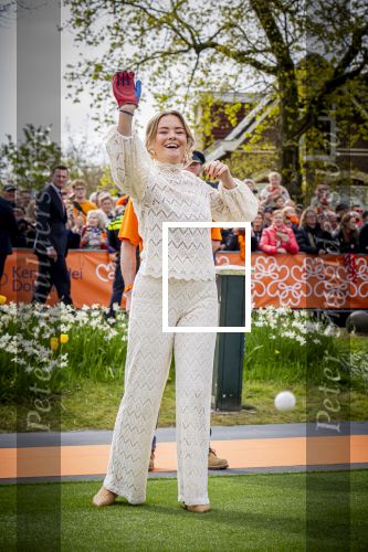 Dokkum 27 april 2026
Koningsdag is dit jaar in Dokkum . Namens de koninklijke familie zijn aanwezig : Koning Willem Alexander Koningin Maxima Prinses Amalia Prinses Alexia Prinses Ariane Prins Constantijn Prinses Laurentien Prins Maurits Prinses Marilene Prins Bernhard Prins Floris Prinses Aimee Prins Pieter Christiaan en Prinses Anita .
