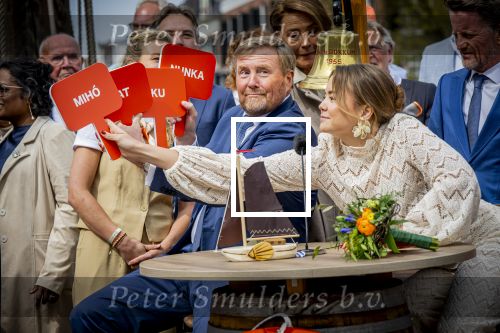 Dokkum 27 april 2026
Koningsdag is dit jaar in Dokkum . Namens de koninklijke familie zijn aanwezig : Koning Willem Alexander Koningin Maxima Prinses Amalia Prinses Alexia Prinses Ariane Prins Constantijn Prinses Laurentien Prins Maurits Prinses Marilene Prins Bernhard Prins Floris Prinses Aimee Prins Pieter Christiaan en Prinses Anita .