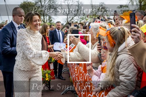 Dokkum 27 april 2026
Koningsdag is dit jaar in Dokkum . Namens de koninklijke familie zijn aanwezig : Koning Willem Alexander Koningin Maxima Prinses Amalia Prinses Alexia Prinses Ariane Prins Constantijn Prinses Laurentien Prins Maurits Prinses Marilene Prins Bernhard Prins Floris Prinses Aimee Prins Pieter Christiaan en Prinses Anita .