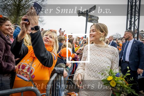 Dokkum 27 april 2026
Koningsdag is dit jaar in Dokkum . Namens de koninklijke familie zijn aanwezig : Koning Willem Alexander Koningin Maxima Prinses Amalia Prinses Alexia Prinses Ariane Prins Constantijn Prinses Laurentien Prins Maurits Prinses Marilene Prins Bernhard Prins Floris Prinses Aimee Prins Pieter Christiaan en Prinses Anita .