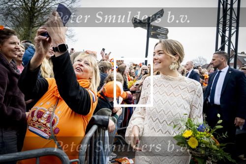 Dokkum 27 april 2026
Koningsdag is dit jaar in Dokkum . Namens de koninklijke familie zijn aanwezig : Koning Willem Alexander Koningin Maxima Prinses Amalia Prinses Alexia Prinses Ariane Prins Constantijn Prinses Laurentien Prins Maurits Prinses Marilene Prins Bernhard Prins Floris Prinses Aimee Prins Pieter Christiaan en Prinses Anita .