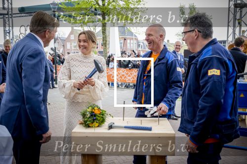 Dokkum 27 april 2026
Koningsdag is dit jaar in Dokkum . Namens de koninklijke familie zijn aanwezig : Koning Willem Alexander Koningin Maxima Prinses Amalia Prinses Alexia Prinses Ariane Prins Constantijn Prinses Laurentien Prins Maurits Prinses Marilene Prins Bernhard Prins Floris Prinses Aimee Prins Pieter Christiaan en Prinses Anita .
