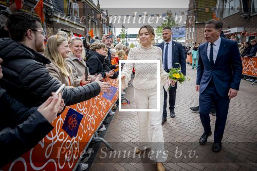 Dokkum 27 april 2026
Koningsdag is dit jaar in Dokkum . Namens de koninklijke familie zijn aanwezig : Koning Willem Alexander Koningin Maxima Prinses Amalia Prinses Alexia Prinses Ariane Prins Constantijn Prinses Laurentien Prins Maurits Prinses Marilene Prins Bernhard Prins Floris Prinses Aimee Prins Pieter Christiaan en Prinses Anita .