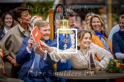 Dokkum 27 april 2026
Koningsdag is dit jaar in Dokkum . Namens de koninklijke familie zijn aanwezig : Koning Willem Alexander Koningin Maxima Prinses Amalia Prinses Alexia Prinses Ariane Prins Constantijn Prinses Laurentien Prins Maurits Prinses Marilene Prins Bernhard Prins Floris Prinses Aimee Prins Pieter Christiaan en Prinses Anita .