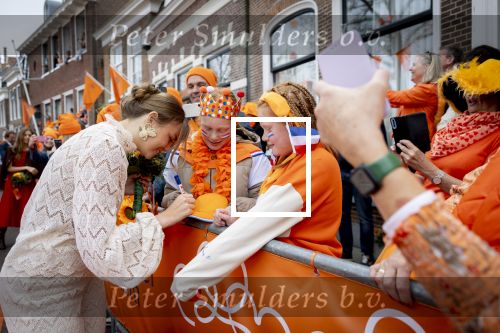 Dokkum 27 april 2026
Koningsdag is dit jaar in Dokkum . Namens de koninklijke familie zijn aanwezig : Koning Willem Alexander Koningin Maxima Prinses Amalia Prinses Alexia Prinses Ariane Prins Constantijn Prinses Laurentien Prins Maurits Prinses Marilene Prins Bernhard Prins Floris Prinses Aimee Prins Pieter Christiaan en Prinses Anita .