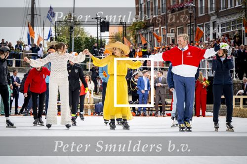 Dokkum 27 april 2026
Koningsdag is dit jaar in Dokkum . Namens de koninklijke familie zijn aanwezig : Koning Willem Alexander Koningin Maxima Prinses Amalia Prinses Alexia Prinses Ariane Prins Constantijn Prinses Laurentien Prins Maurits Prinses Marilene Prins Bernhard Prins Floris Prinses Aimee Prins Pieter Christiaan en Prinses Anita .