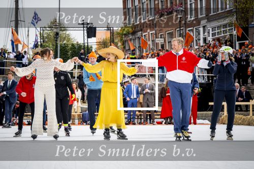 Dokkum 27 april 2026
Koningsdag is dit jaar in Dokkum . Namens de koninklijke familie zijn aanwezig : Koning Willem Alexander Koningin Maxima Prinses Amalia Prinses Alexia Prinses Ariane Prins Constantijn Prinses Laurentien Prins Maurits Prinses Marilene Prins Bernhard Prins Floris Prinses Aimee Prins Pieter Christiaan en Prinses Anita .