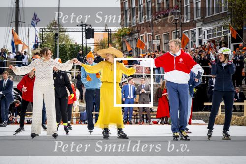 Dokkum 27 april 2026
Koningsdag is dit jaar in Dokkum . Namens de koninklijke familie zijn aanwezig : Koning Willem Alexander Koningin Maxima Prinses Amalia Prinses Alexia Prinses Ariane Prins Constantijn Prinses Laurentien Prins Maurits Prinses Marilene Prins Bernhard Prins Floris Prinses Aimee Prins Pieter Christiaan en Prinses Anita .