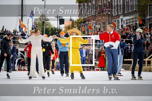 Dokkum 27 april 2026
Koningsdag is dit jaar in Dokkum . Namens de koninklijke familie zijn aanwezig : Koning Willem Alexander Koningin Maxima Prinses Amalia Prinses Alexia Prinses Ariane Prins Constantijn Prinses Laurentien Prins Maurits Prinses Marilene Prins Bernhard Prins Floris Prinses Aimee Prins Pieter Christiaan en Prinses Anita .