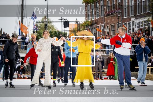 Dokkum 27 april 2026
Koningsdag is dit jaar in Dokkum . Namens de koninklijke familie zijn aanwezig : Koning Willem Alexander Koningin Maxima Prinses Amalia Prinses Alexia Prinses Ariane Prins Constantijn Prinses Laurentien Prins Maurits Prinses Marilene Prins Bernhard Prins Floris Prinses Aimee Prins Pieter Christiaan en Prinses Anita .