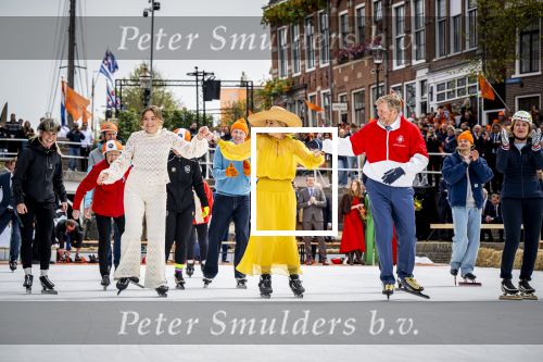 Dokkum 27 april 2026
Koningsdag is dit jaar in Dokkum . Namens de koninklijke familie zijn aanwezig : Koning Willem Alexander Koningin Maxima Prinses Amalia Prinses Alexia Prinses Ariane Prins Constantijn Prinses Laurentien Prins Maurits Prinses Marilene Prins Bernhard Prins Floris Prinses Aimee Prins Pieter Christiaan en Prinses Anita .