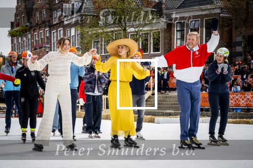 Dokkum 27 april 2026
Koningsdag is dit jaar in Dokkum . Namens de koninklijke familie zijn aanwezig : Koning Willem Alexander Koningin Maxima Prinses Amalia Prinses Alexia Prinses Ariane Prins Constantijn Prinses Laurentien Prins Maurits Prinses Marilene Prins Bernhard Prins Floris Prinses Aimee Prins Pieter Christiaan en Prinses Anita .