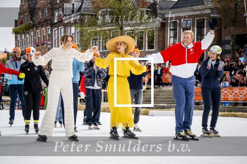 Dokkum 27 april 2026
Koningsdag is dit jaar in Dokkum . Namens de koninklijke familie zijn aanwezig : Koning Willem Alexander Koningin Maxima Prinses Amalia Prinses Alexia Prinses Ariane Prins Constantijn Prinses Laurentien Prins Maurits Prinses Marilene Prins Bernhard Prins Floris Prinses Aimee Prins Pieter Christiaan en Prinses Anita .