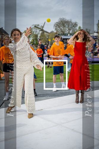 Dokkum 27 april 2026
Koningsdag is dit jaar in Dokkum . Namens de koninklijke familie zijn aanwezig : Koning Willem Alexander Koningin Maxima Prinses Amalia Prinses Alexia Prinses Ariane Prins Constantijn Prinses Laurentien Prins Maurits Prinses Marilene Prins Bernhard Prins Floris Prinses Aimee Prins Pieter Christiaan en Prinses Anita .