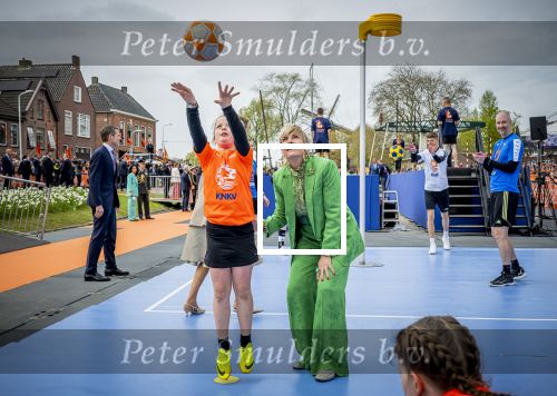 Dokkum 27 april 2026
Koningsdag is dit jaar in Dokkum . Namens de koninklijke familie zijn aanwezig : Koning Willem Alexander Koningin Maxima Prinses Amalia Prinses Alexia Prinses Ariane Prins Constantijn Prinses Laurentien Prins Maurits Prinses Marilene Prins Bernhard Prins Floris Prinses Aimee Prins Pieter Christiaan en Prinses Anita .