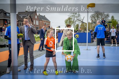 Dokkum 27 april 2026
Koningsdag is dit jaar in Dokkum . Namens de koninklijke familie zijn aanwezig : Koning Willem Alexander Koningin Maxima Prinses Amalia Prinses Alexia Prinses Ariane Prins Constantijn Prinses Laurentien Prins Maurits Prinses Marilene Prins Bernhard Prins Floris Prinses Aimee Prins Pieter Christiaan en Prinses Anita .