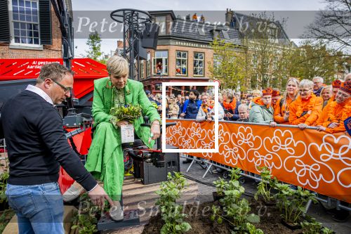 Dokkum 27 april 2026
Koningsdag is dit jaar in Dokkum . Namens de koninklijke familie zijn aanwezig : Koning Willem Alexander Koningin Maxima Prinses Amalia Prinses Alexia Prinses Ariane Prins Constantijn Prinses Laurentien Prins Maurits Prinses Marilene Prins Bernhard Prins Floris Prinses Aimee Prins Pieter Christiaan en Prinses Anita .