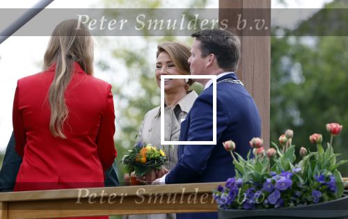 Dokkum 27 april 2026
Koningsdag is dit jaar in Dokkum . Namens de koninklijke familie zijn aanwezig : Koning Willem Alexander Koningin Maxima Prinses Amalia Prinses Alexia Prinses Ariane Prins Constantijn Prinses Laurentien Prins Maurits Prinses Marilene Prins Bernhard Prins Floris Prinses Aimee Prins Pieter Christiaan en Prinses Anita .