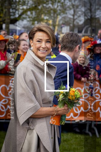 Dokkum 27 april 2026
Koningsdag is dit jaar in Dokkum . Namens de koninklijke familie zijn aanwezig : Koning Willem Alexander Koningin Maxima Prinses Amalia Prinses Alexia Prinses Ariane Prins Constantijn Prinses Laurentien Prins Maurits Prinses Marilene Prins Bernhard Prins Floris Prinses Aimee Prins Pieter Christiaan en Prinses Anita .