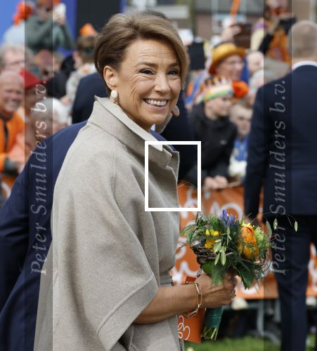 Dokkum 27 april 2026
Koningsdag is dit jaar in Dokkum . Namens de koninklijke familie zijn aanwezig : Koning Willem Alexander Koningin Maxima Prinses Amalia Prinses Alexia Prinses Ariane Prins Constantijn Prinses Laurentien Prins Maurits Prinses Marilene Prins Bernhard Prins Floris Prinses Aimee Prins Pieter Christiaan en Prinses Anita .