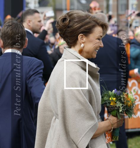 Dokkum 27 april 2026
Koningsdag is dit jaar in Dokkum . Namens de koninklijke familie zijn aanwezig : Koning Willem Alexander Koningin Maxima Prinses Amalia Prinses Alexia Prinses Ariane Prins Constantijn Prinses Laurentien Prins Maurits Prinses Marilene Prins Bernhard Prins Floris Prinses Aimee Prins Pieter Christiaan en Prinses Anita .