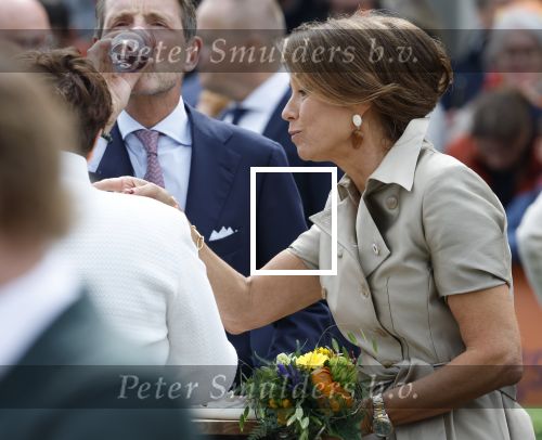 Dokkum 27 april 2026
Koningsdag is dit jaar in Dokkum . Namens de koninklijke familie zijn aanwezig : Koning Willem Alexander Koningin Maxima Prinses Amalia Prinses Alexia Prinses Ariane Prins Constantijn Prinses Laurentien Prins Maurits Prinses Marilene Prins Bernhard Prins Floris Prinses Aimee Prins Pieter Christiaan en Prinses Anita .