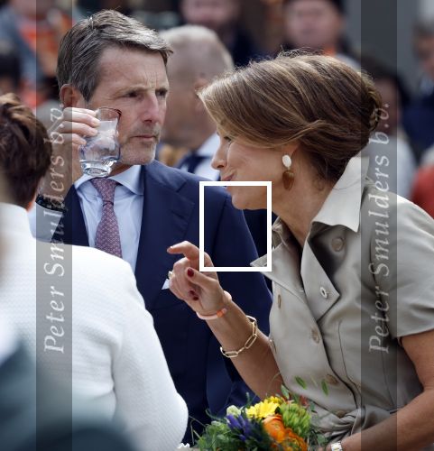 Dokkum 27 april 2026
Koningsdag is dit jaar in Dokkum . Namens de koninklijke familie zijn aanwezig : Koning Willem Alexander Koningin Maxima Prinses Amalia Prinses Alexia Prinses Ariane Prins Constantijn Prinses Laurentien Prins Maurits Prinses Marilene Prins Bernhard Prins Floris Prinses Aimee Prins Pieter Christiaan en Prinses Anita .