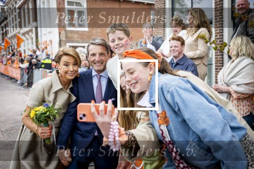 Dokkum 27 april 2026
Koningsdag is dit jaar in Dokkum . Namens de koninklijke familie zijn aanwezig : Koning Willem Alexander Koningin Maxima Prinses Amalia Prinses Alexia Prinses Ariane Prins Constantijn Prinses Laurentien Prins Maurits Prinses Marilene Prins Bernhard Prins Floris Prinses Aimee Prins Pieter Christiaan en Prinses Anita .