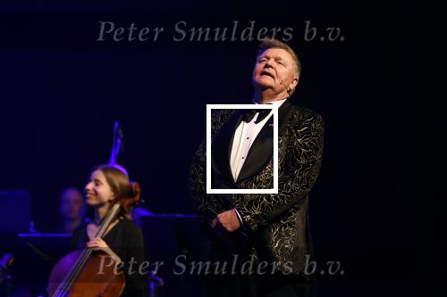 Zaandam 24 april 2026
Willeke v Ammelrooy heeft een koninklijke ondersceiding (linte) gekregen . Rene Mioch organiseert een fotomoment in het Zaantheater . Marco Bakker was er natuurlijk ook bij .