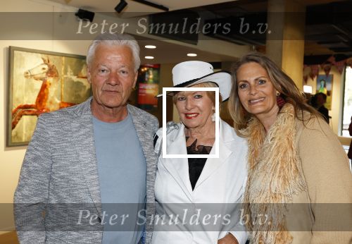 Laren 23 april 2026
Boekpresentatie Tineke de Nooij in het Rosa Spierhuys. Jan Slagter reikt het eerste exemplaar uit. Ria Valk kwam met vriend en dochter Monique