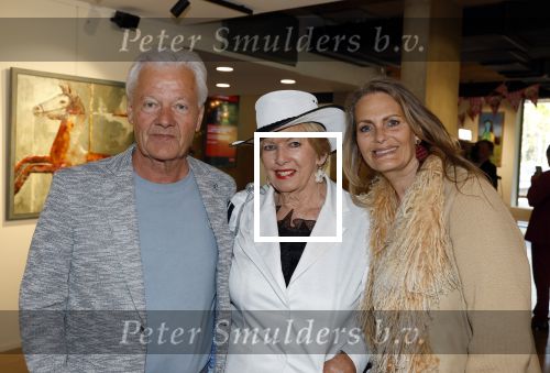 Laren 23 april 2026
Boekpresentatie Tineke de Nooij in het Rosa Spierhuys. Jan Slagter reikt het eerste exemplaar uit. Ria Valk kwam met vriend en dochter Monique
