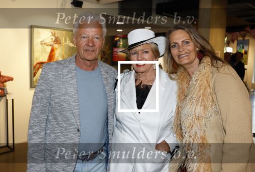 Laren 23 april 2026
Boekpresentatie Tineke de Nooij in het Rosa Spierhuys. Jan Slagter reikt het eerste exemplaar uit. Ria Valk kwam met vriend en dochter Monique