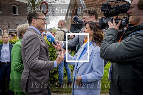 Dokkum 27 april 2026
Koningsdag is dit jaar in Dokkum . Namens de koninklijke familie zijn aanwezig : Koning Willem Alexander Koningin Maxima Prinses Amalia Prinses Alexia Prinses Ariane Prins Constantijn Prinses Laurentien Prins Maurits Prinses Marilene Prins Bernhard Prins Floris Prinses Aimee Prins Pieter Christiaan en Prinses Anita .  Sandra Schuurhof interviewt Prins Constantijn