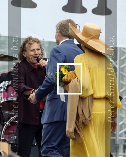 Dokkum 27 april 2026
Koningsdag is dit jaar in Dokkum . Namens de koninklijke familie zijn aanwezig : Koning Willem Alexander Koningin Maxima Prinses Amalia Prinses Alexia Prinses Ariane Prins Constantijn Prinses Laurentien Prins Maurits Prinses Marilene Prins Bernhard Prins Floris Prinses Aimee Prins Pieter Christiaan en Prinses Anita . Syb v d Ploeg