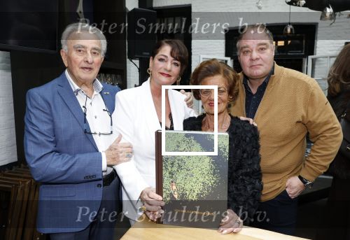 Zwolle 13 april 2026
Boekpresentatie een ode aan Jonnie Boer bij de Librije . Therese Boer en hun kinderen Jimmie Boer en Isabelle Boer waren natuurlijk aanwezig . Therese Boer met vader moeder en broer