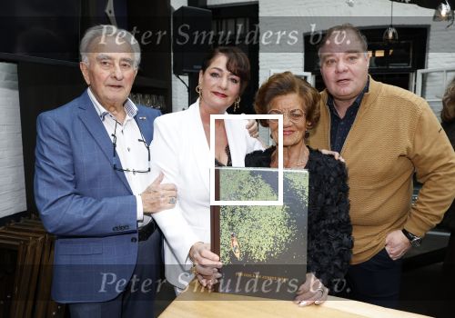 Zwolle 13 april 2026
Boekpresentatie een ode aan Jonnie Boer bij de Librije . Therese Boer en hun kinderen Jimmie Boer en Isabelle Boer waren natuurlijk aanwezig . Therese Boer met vader moeder en broer