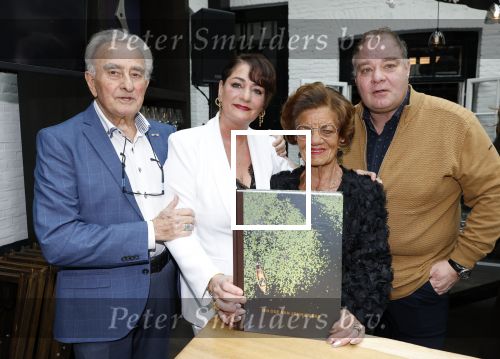 Zwolle 13 april 2026
Boekpresentatie een ode aan Jonnie Boer bij de Librije . Therese Boer en hun kinderen Jimmie Boer en Isabelle Boer waren natuurlijk aanwezig . Therese Boer met vader moeder en broer