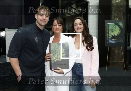 Zwolle 13 april 2026
Boekpresentatie een ode aan Jonnie Boer bij de Librije . Therese Boer en hun kinderen Jimmie Boer en Isabelle Boer waren natuurlijk aanwezig .