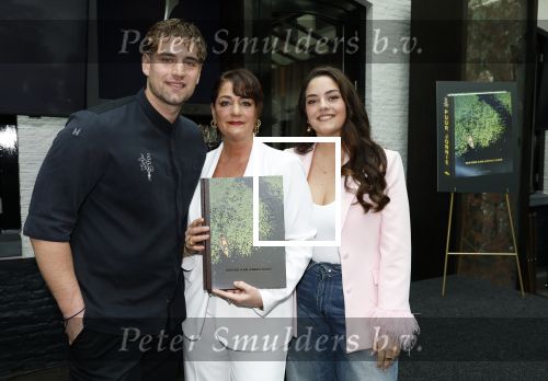 Zwolle 13 april 2026
Boekpresentatie een ode aan Jonnie Boer bij de Librije . Therese Boer en hun kinderen Jimmie Boer en Isabelle Boer waren natuurlijk aanwezig .