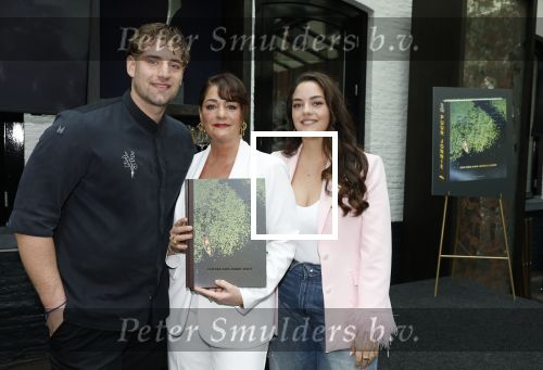 Zwolle 13 april 2026
Boekpresentatie een ode aan Jonnie Boer bij de Librije . Therese Boer en hun kinderen Jimmie Boer en Isabelle Boer waren natuurlijk aanwezig .