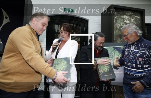 Zwolle 13 april 2026
Boekpresentatie een ode aan Jonnie Boer bij de Librije . Therese Boer en hun kinderen Jimmie Boer en Isabelle Boer waren natuurlijk aanwezig . Therese Boer met broer en zwager