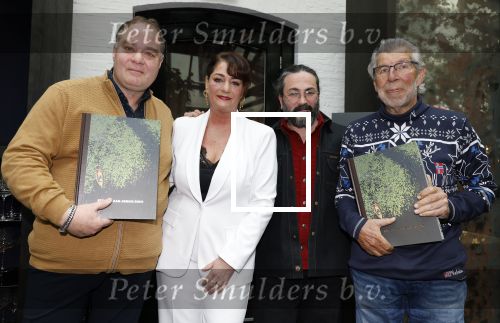 Zwolle 13 april 2026
Boekpresentatie een ode aan Jonnie Boer bij de Librije . Therese Boer en hun kinderen Jimmie Boer en Isabelle Boer waren natuurlijk aanwezig . Therese Boer met broer en zwager