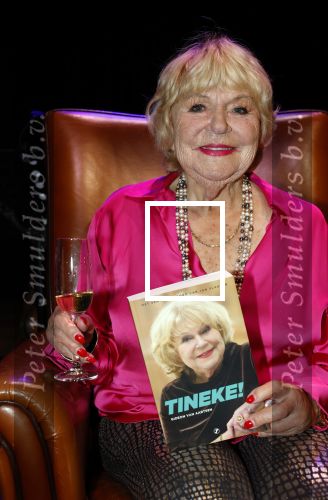 Laren 23 april 2026
Boekpresentatie Tineke de Nooij in het Rosa Spierhuys. Jan Slagter reikt het eerste exemplaar uit.