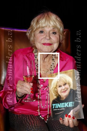 Laren 23 april 2026
Boekpresentatie Tineke de Nooij in het Rosa Spierhuys. Jan Slagter reikt het eerste exemplaar uit.