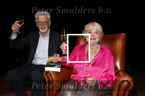 Laren 23 april 2026
Boekpresentatie Tineke de Nooij in het Rosa Spierhuys. Jan Slagter reikt het eerste exemplaar uit.