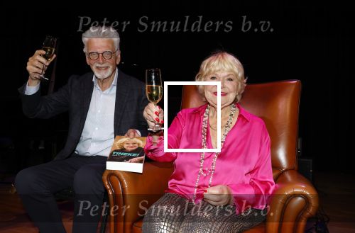 Laren 23 april 2026
Boekpresentatie Tineke de Nooij in het Rosa Spierhuys. Jan Slagter reikt het eerste exemplaar uit.
