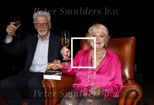 Laren 23 april 2026
Boekpresentatie Tineke de Nooij in het Rosa Spierhuys. Jan Slagter reikt het eerste exemplaar uit.